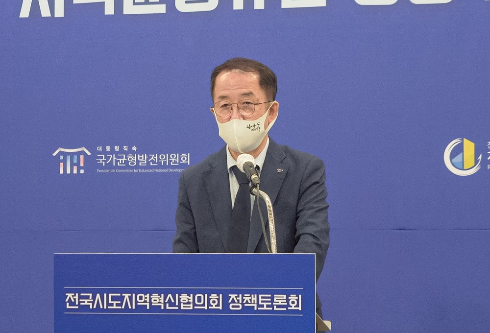 <사진1>14일 개최된 지역균형뉴딜 정책토론회에서 균형위 김사열 위원장이 개회사를 하고있다.