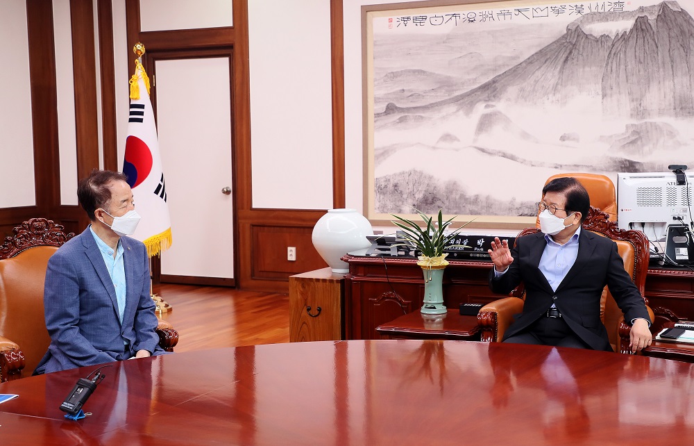 <사진1> 11일 김사열 위원장이 박병석 국회의장을 예방하여 균형발전정책에 대해 논의하고 있다.