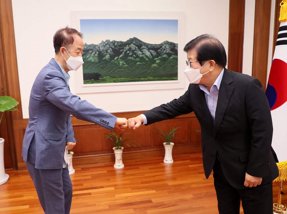 <사진3> 11일 김사열 위원장과 박병석 국회의장이 악수를 하고 있다.