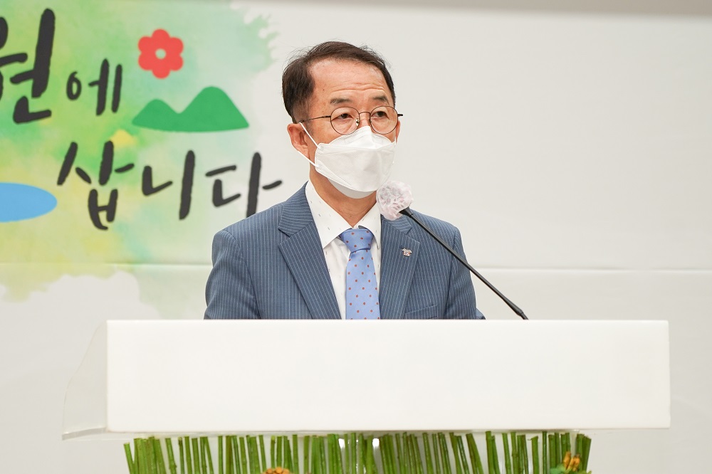 <사진2> 18일 순천 국제습지센터에서 개최된 '지역혁신 균형발전 전남·경남지역 토론회'에서 김사열 위원장이 축사를 하고있다.
