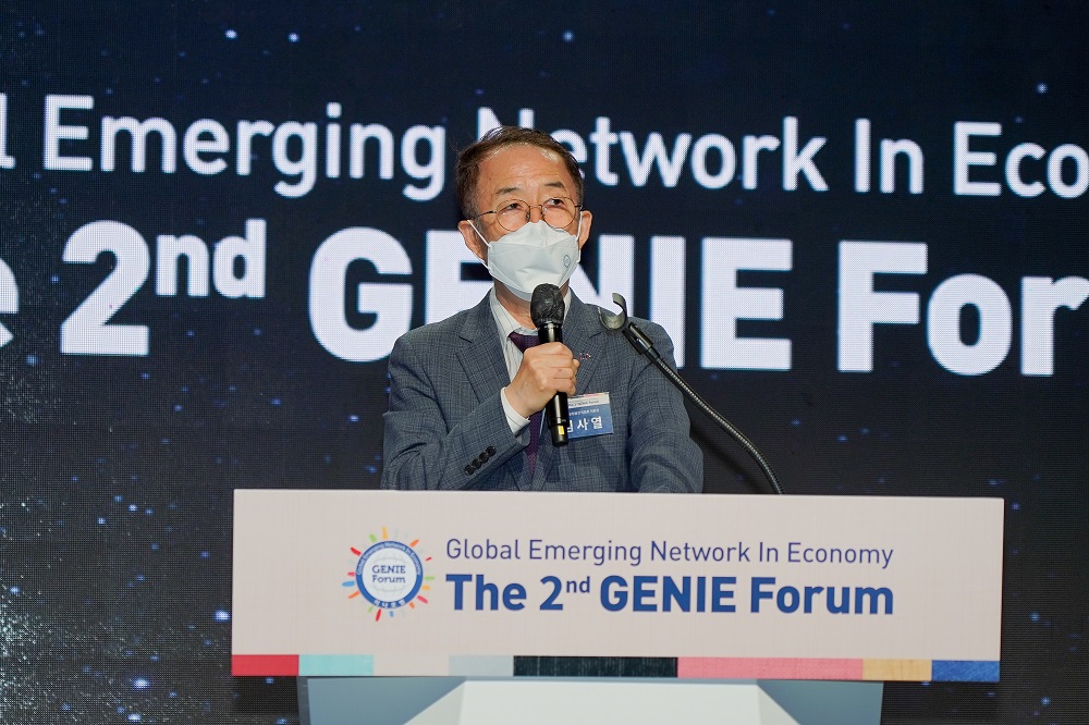  29일(수) 전주시 라한호텔에서 개최된 제2회 지니포럼(GENIE Forum)에서 김사열 국가균형발전위원장이 개회사를 하고 있다.