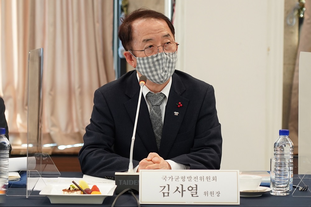  <사진3> 김사열 국가균형발전위원장이 GKF 기획·운영위원회 신년인사회에 참석해 인사말을 하고 있다.
